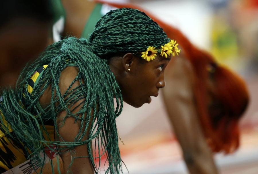 Il look colorato, ma ingombrante, della campionessa giamaicana: ma quanto l&#39;avranno frenata tutte queste treccine? (Reuters)